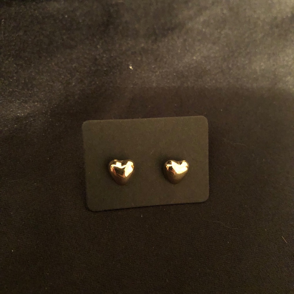 3/$10🛍 Heart studs